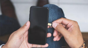 Nocera Inferiore, sostituiscono la sim del telefonino e gli rubano 40mila euro dal conto